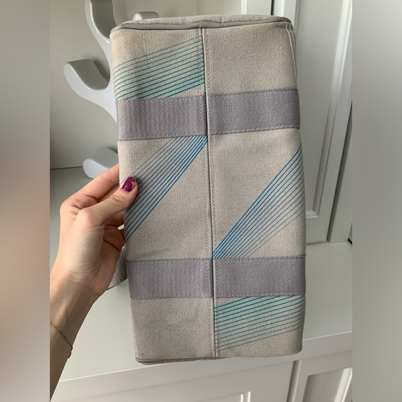 Vintage Y2K Vancouver 2010 Olympics limited edition Medium Shoulder Gray Purse - Picture 4 of 16